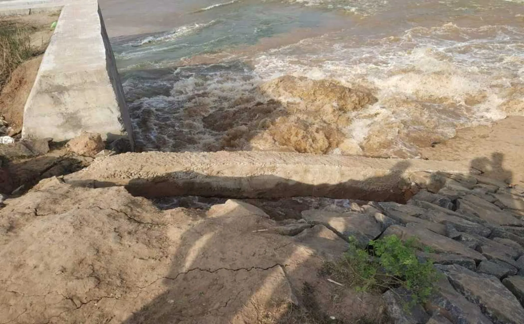 villupuram district river small reservoir damage pwd officers 